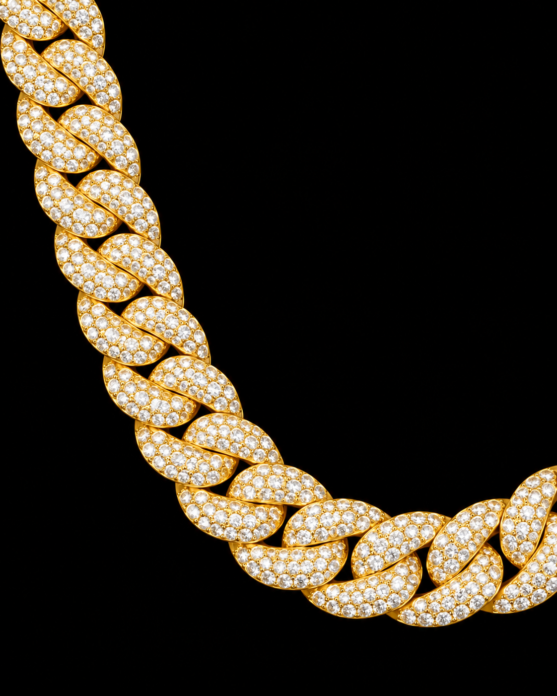 Iced Out Cuban vergoldet, Detailaufnahme auf schwarzem Grund