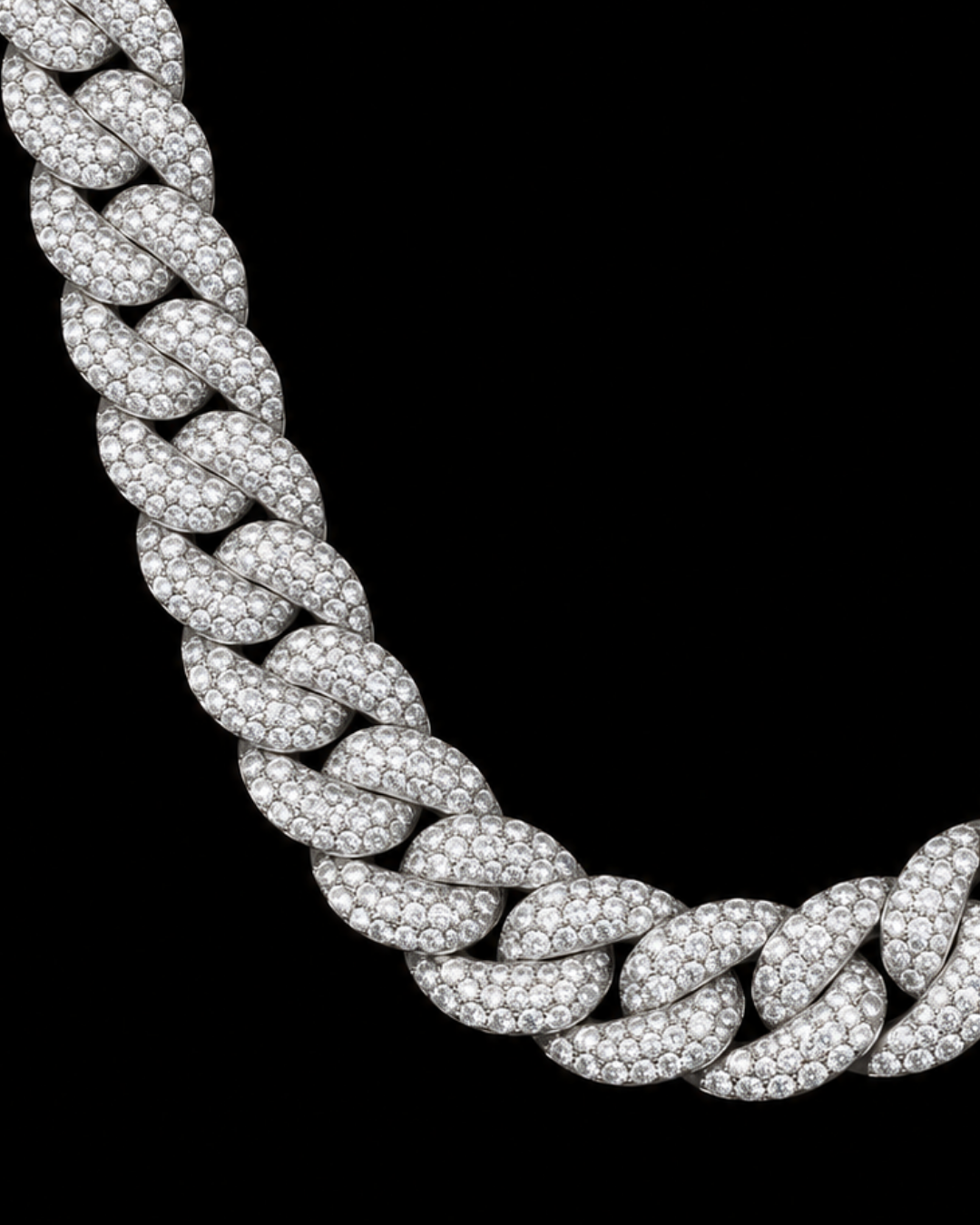 Iced Out Cuban, Detailaufnahme auf schwarzem Grund